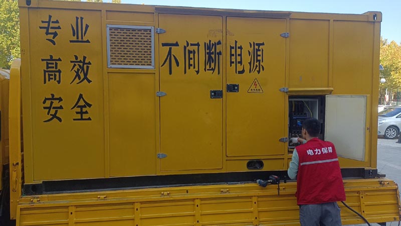 成都柴油发电机组和UPS电源配合使用时，如何避免切换过程中的电力中断？